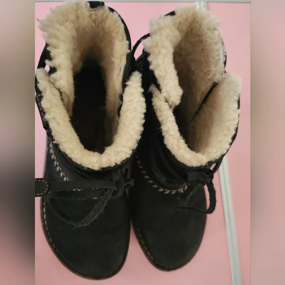 UGG Cove Ankle Boots Suede Leather Sheepskin Size 6